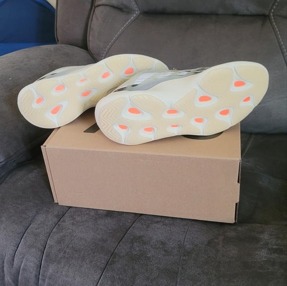 Yeezy 700 V3 - Faded Salt - Picture 4 of 7